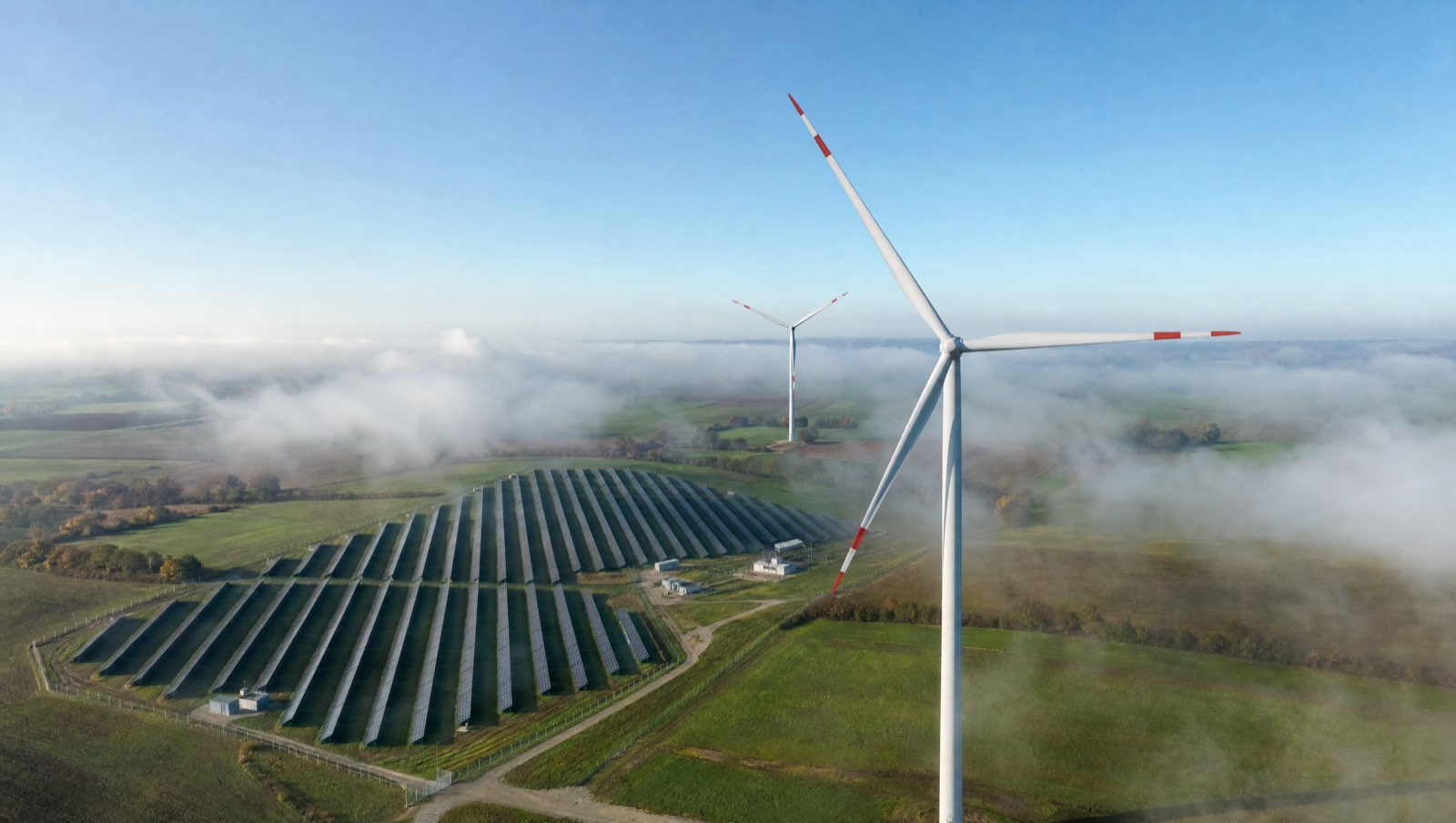 Windpark und Photovoltaik-Freifläche aus der Luft