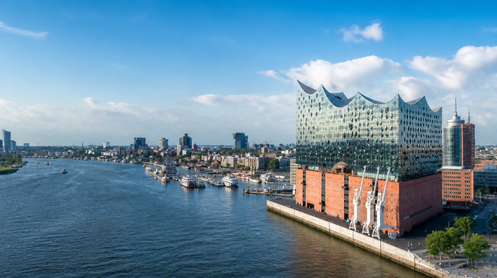 Hamburger Hafencity mit Elbphilharmonie aus der Luft